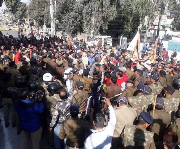 jagaran pic protest of teerth purohit near vidhansabha