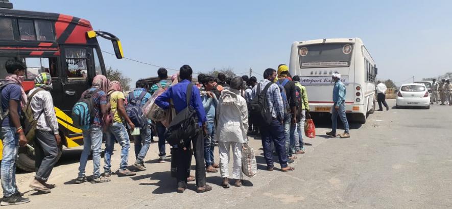बिहार यूपी सीमा पर पहुंचने वाले मजदूरों की भीड़