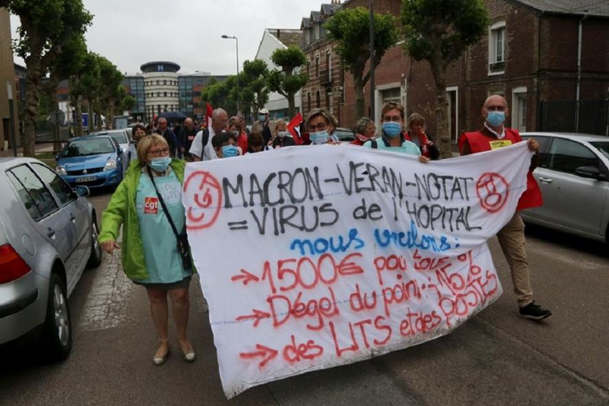 उत्तरी फ़्रांस में मंगलवार को इकट्ठा हुए प्रदर्शनकारी