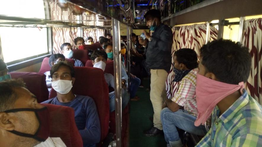 बसों में भर कर अभिभावकों के साथ जयपुर ले जाये जाते बच्चे।