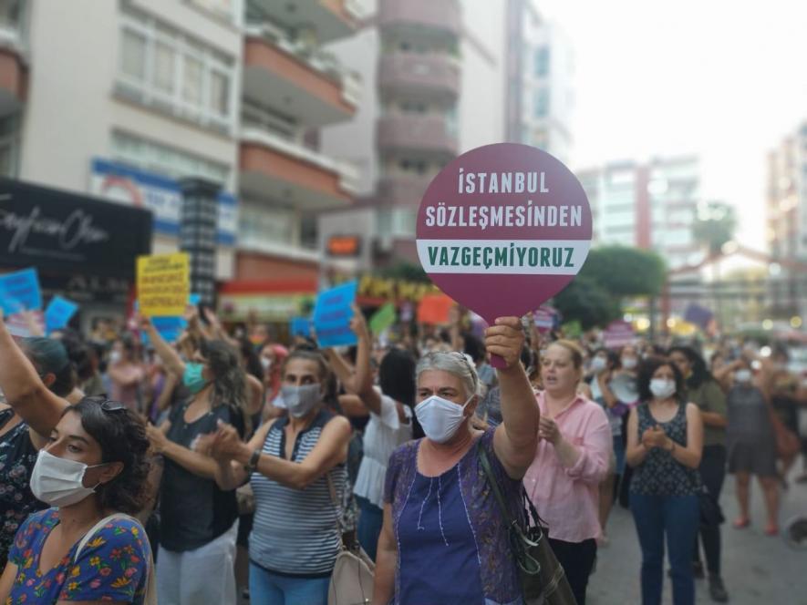 महिलाओं के ख़िलाफ़ हिंसा के विरोध में हज़ारों ने मार्च किया