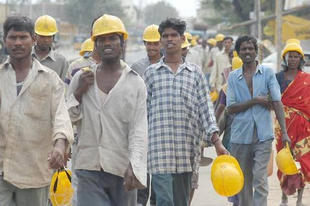 मोदी सरकार के नए श्रम कानून कामगारों के इतने ख़िलाफ़ क्यों हैं?