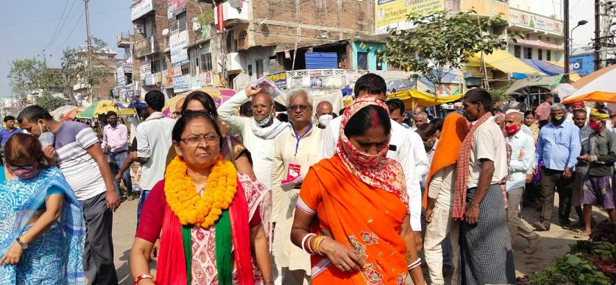  बिहार में पहले और दूसरे दौर के लिए चुनाव प्रचार  तेज़ हो गया है। दीघा विधानसभा में प्रचार करती महागठबंधन उम्मीदवार शशि यादव।