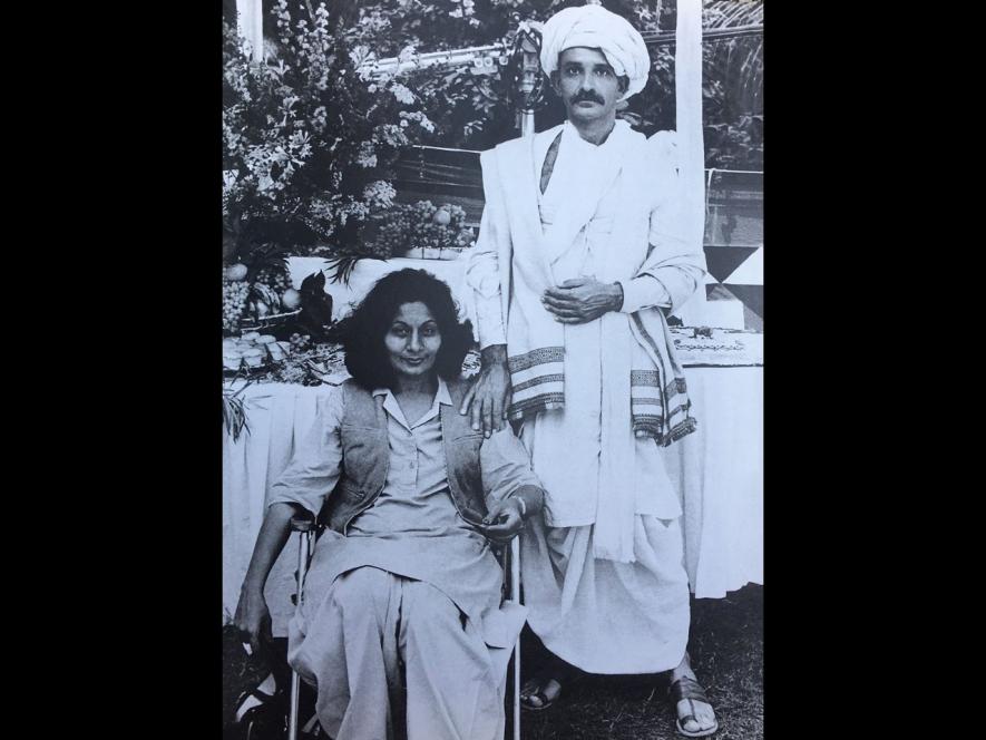 फिल्म गांधी में महात्मा गांधी की भूमिका निभाने वाले बेन किंगस्ले के साथ भानु अथैया। स्रोत: भानु अथैया की किताब ‘आर्ट ऑफ कॉस्ट्यूम डिजाइन’