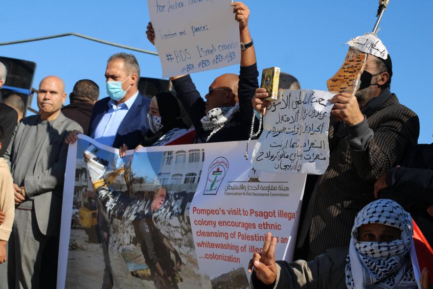 फ़िलिस्तीनी नागरिकों ने क़ब्ज़े वाले वेस्ट बैंक की अवैध इज़रायली बस्ती में पोम्पिओ के दौरे का विरोध किया