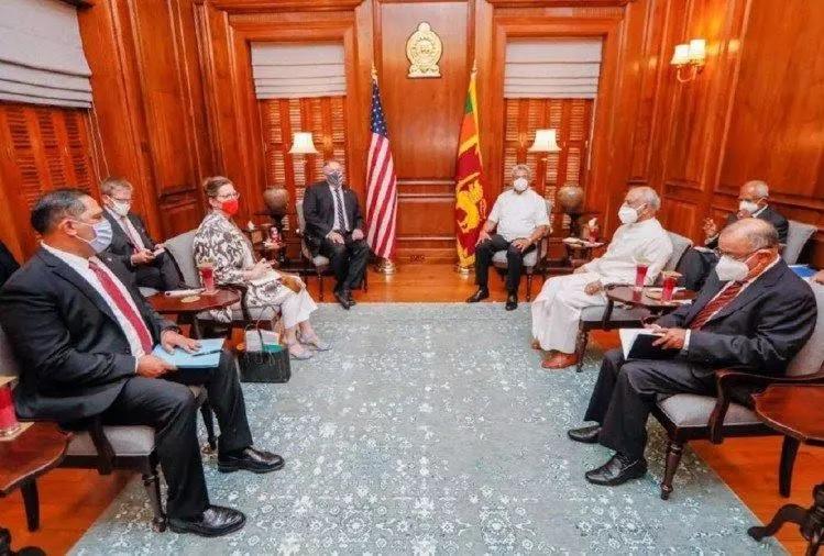 28 अक्टूबर, 2020 को कोलंबो में श्रीलंका के राष्ट्रपति गोताबया राजपक्षे (दायें) अमेरिकी विदेश मंत्री माइक पोम्पेओ (बाएँ) की अगवानी करते हुए।