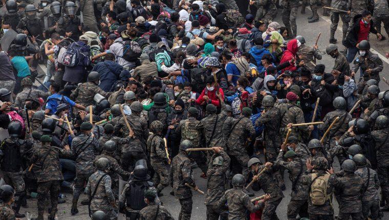 यूएस जा रहे होंडुरास के प्रवासी कारवां पर ग्वाटेमाला के सुरक्षा बलों की कार्रवाई