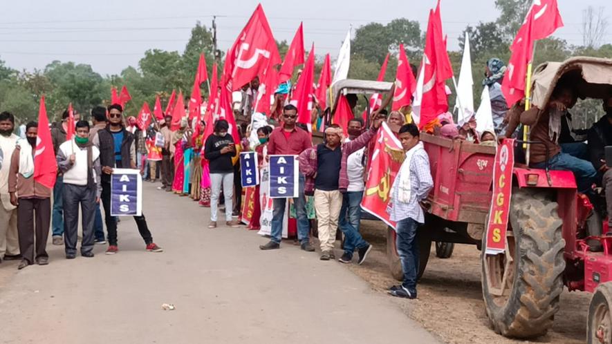 वनाधिकार: मुख्यमंत्री से मिलने जा रहे सैकड़ों आदिवासियों को प्रशासन ने रोका