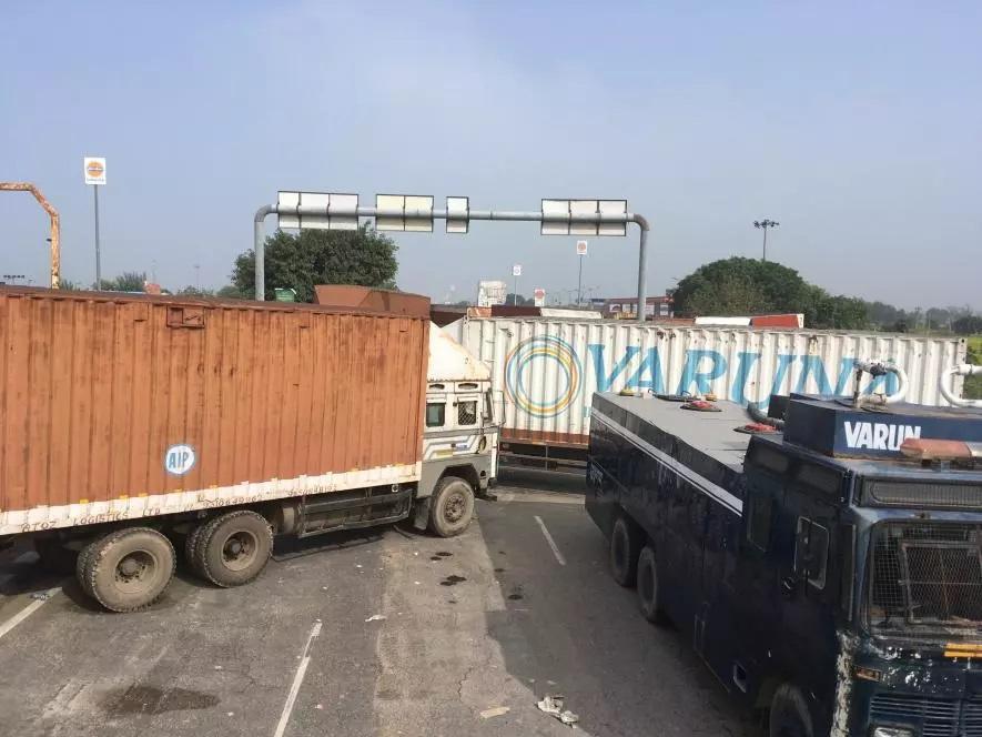 राजस्थान-हरियाणा सीमा पर तैनात इन ट्रकों की कतार को देखा जा सकता है।