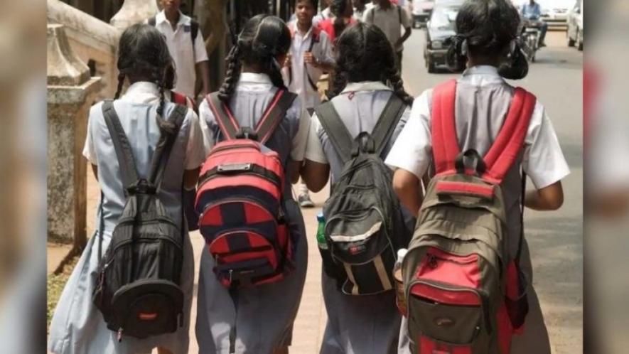 गुजरात में स्कूल के पहले दिन 11 छात्राएं कोरोना वायरस से संक्रमित मिलीं