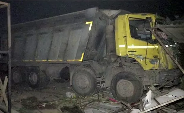 गुजरात में सड़क किनारे सो रहे 15 प्रवासी मज़दूरों को ट्रक ने कुचला, सभी की मौत