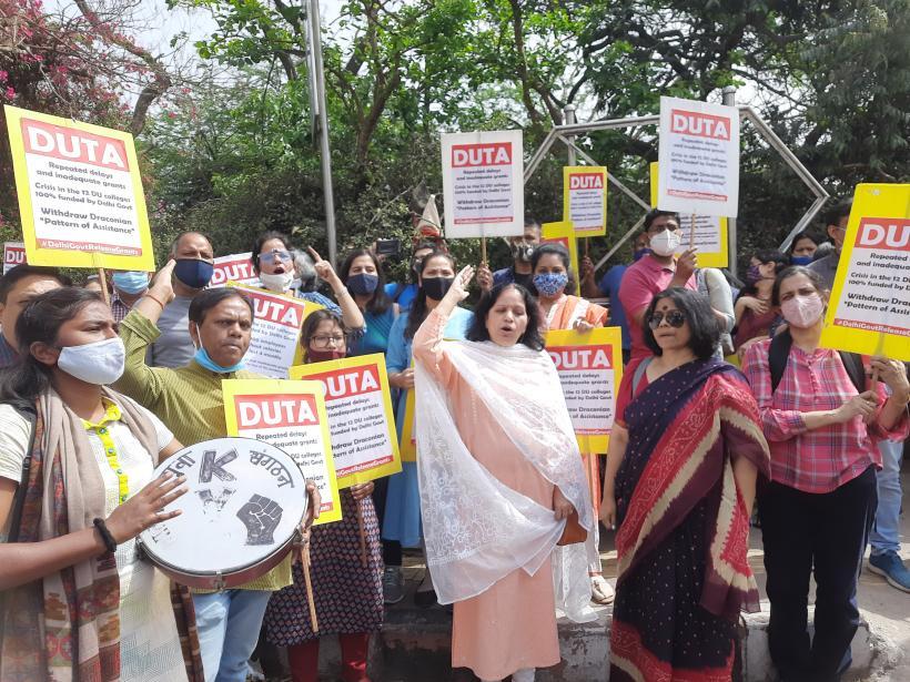 दिल्ली: डीयू के शिक्षकों का हल्ला बोल, मुख्यमंत्री आवास तक मार्च