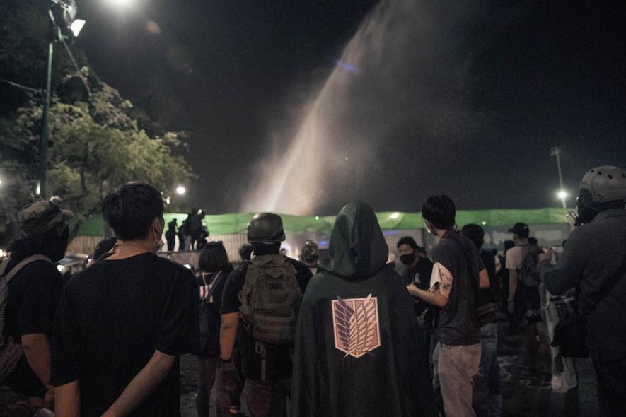 थाईलैंडः प्रदर्शनकारियों पर पुलिस की कार्रवाई में दर्जनों लोग घायल और कई लोग हिरासत में