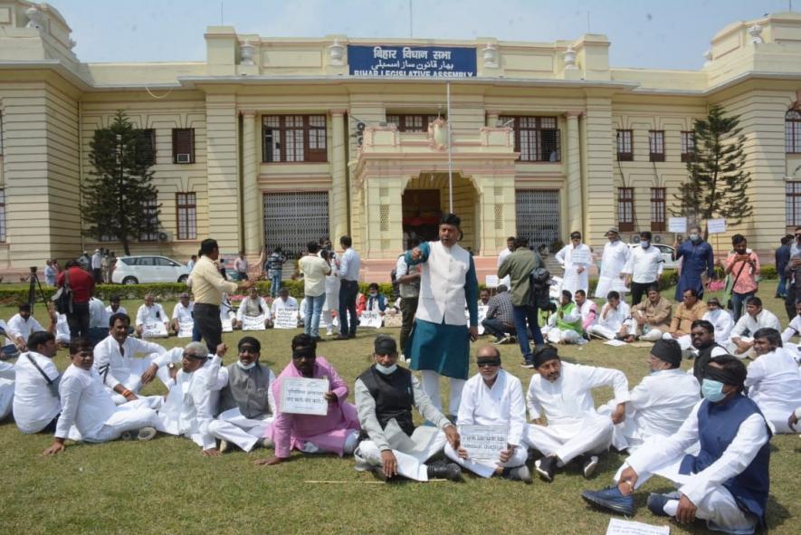 बिहार: विपक्षी विधायकों ने मनाया "धिक्कार दिवस', समानांतर सदन चलाया, मुख्यमंत्री से माफ़ी की मांग