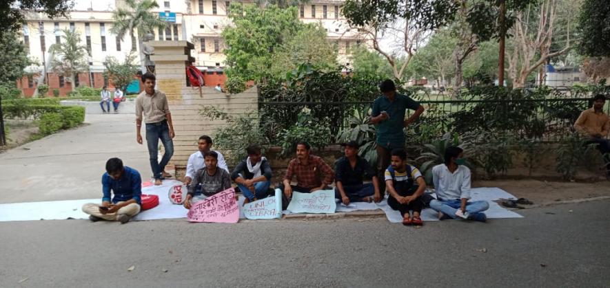 इलाहाबाद विश्वविद्यालय: लाइब्रेरी खुलवाने के लिए धरने पर बैठे छात्रों को बल प्रयोग कर हटाया