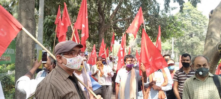 सीडब्ल्यूसी के बिना नोटिस के निकाले गए सैकड़ों मज़दूरों का प्रदर्शन