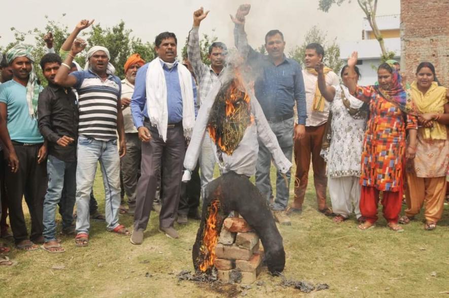 केंद्र के गृह मंत्रालय के ख़िलाफ़ पंजाब के सरहदी इलाके में काम कर रहे प्रवासी मज़दूरों ने 4 अप्रैल को अमृतसर में रोष प्रदर्शन किया।