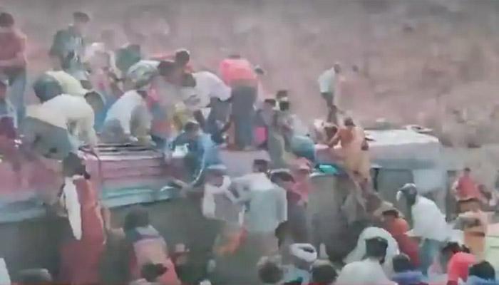 मध्य प्रदेश : दिल्ली से घर लौट रहे प्रवासी मजदूरों से भरी बस पलटी, दो की मौत, आठ घायल