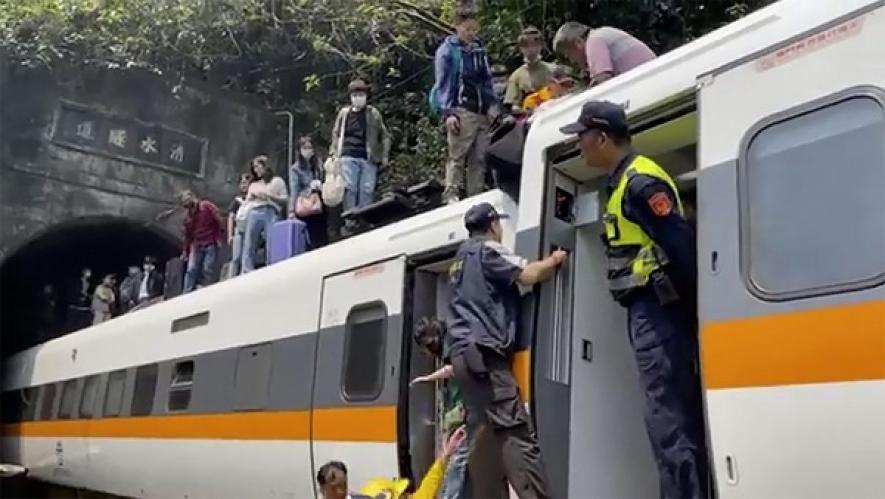 पूर्वी ताइवान में ट्रेन हादसा : 34 लोगों की मौत, कई घायल