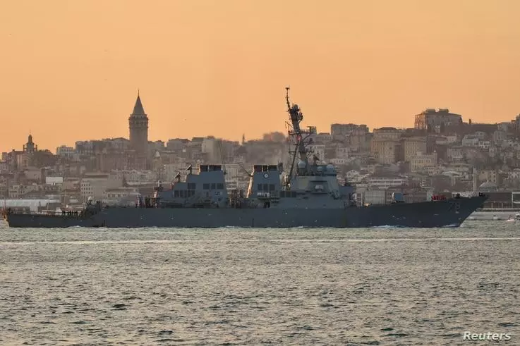 काला सागर की तरफ जाता हुआ अमेरिकी नौसेना निर्देशित विध्वंसक यूएसएस पोर्टर, 28 जनवरी, 2021 को इस्ताम्बुल के बोस्फोरस में।