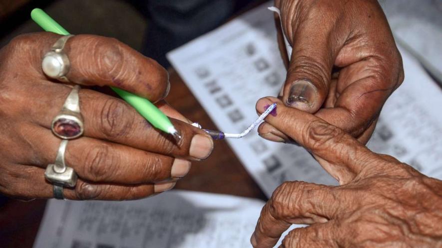 उत्तर प्रदेश में कोरोना महामारी के प्रचंड प्रकोप के बीच बृहस्पतिवार को पंचायत चुनाव के पहले चरण का मतदान