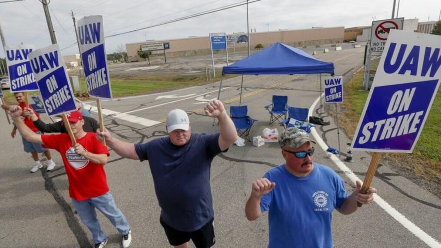 दो सप्ताह की हड़ताल के बाद वॉल्वो ट्रक कर्मचारी लंबी लड़ाई के लिए तैयार