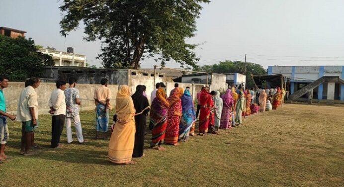 पश्चिम बंगाल: कोरोना की लहर और हिंसा की ख़बरों के बीच छठे चरण का मतदान जारी