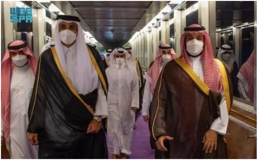 कतर के अमीर शेख तमीम बिन हमद अल थानी (बाएं) का 11 मई 2021 को जेद्दाह में स्वागत करते सऊदी क्रॉउन प्रिंस मोहम्मद बिन सलमान (दाएं)। 