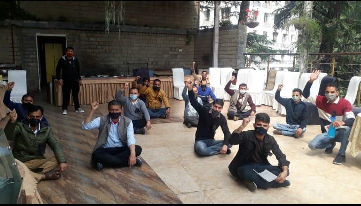 हिमाचल :होटल ईस्टबोर्न के कर्मचारी अपने 16 महीने के बक़ाया वेतन देने की मांग को लेकर किया विरोध प्रदर्शन