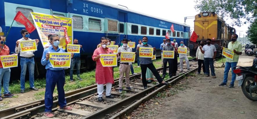 कोविड सेवा जारी रखते हुए रेलवे कर्मचारियों ने किया देशभर में विरोध प्रदर्शन