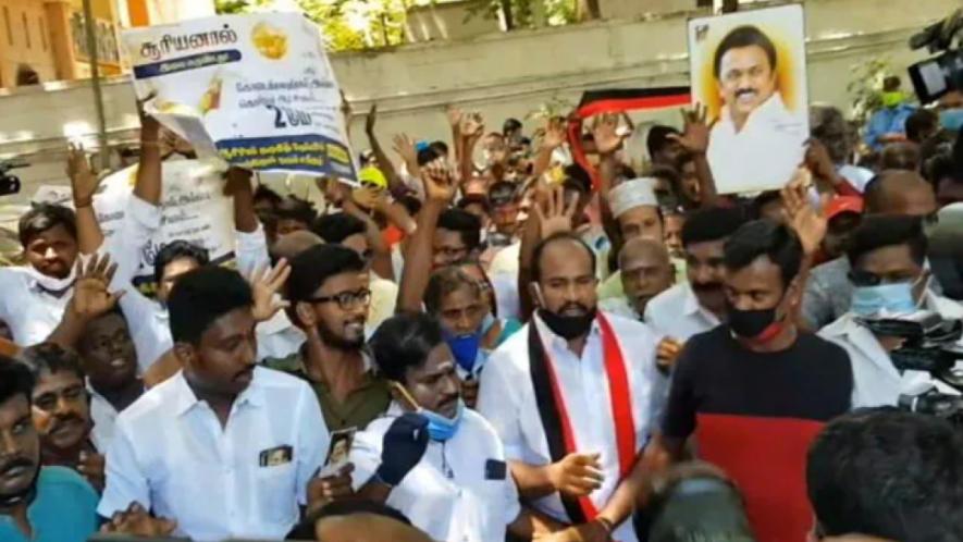 तमिलनाडु चुनाव: सत्ता विरोधी भावना पर डीएमके की सवारी,विवादास्पद एआईएडीएमके नेताओं की भी जीत