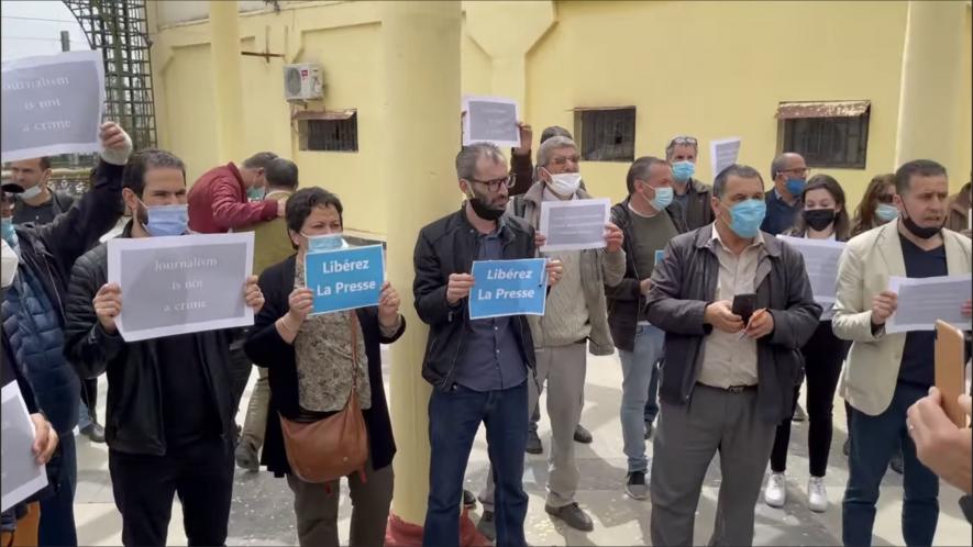 अल्जीरिया में पत्रकारों ने विश्व प्रेस स्वतंत्रता दिवस पर सरकारी उत्पीड़न का विरोध किया