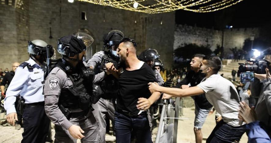 गाज़ा और अल-अक़्सा पर हमले के विरोध में प्रदर्शनकारी फ़िलिस्तीनियों को गिरफ़्तार करने के लिए इज़रायल ने अभियान शुरू किया