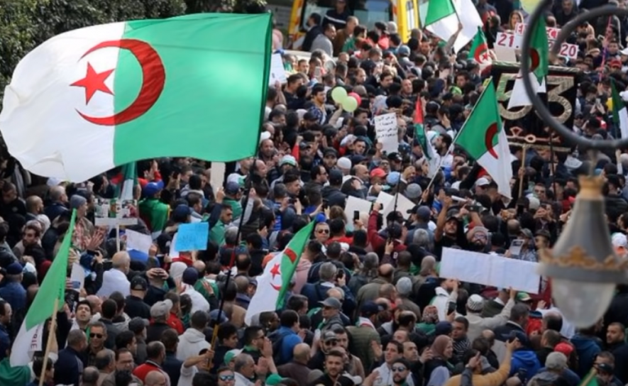 अल्जीरिया के हिरक आंदोलन ने प्रदर्शन पर प्रतिबंध लगाने के सरकार के फ़ैसले की निंदा की