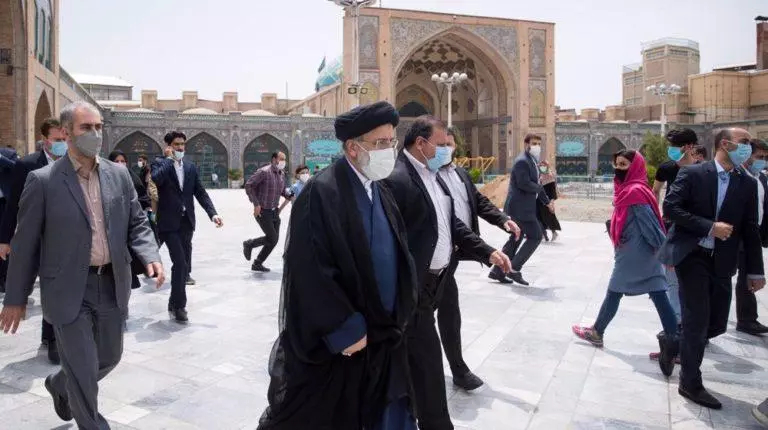 ईरान के राष्ट्रपति पद के उम्मीदवार सैय्यद अब्राहिम रायसी ने अपने चुनाव अभियान की शुरुआत दो कार्यक्रमों के साथ की है: 26 मई 2021 को व्यवसायियों के साथ एक बैठक और तेहरान ग्रैंड बाज़ार का दौरा किया है।
