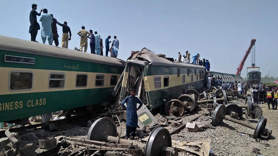 पाकिस्तान में रेल दुर्घटना में मरने वालों की संख्या 65 हुई