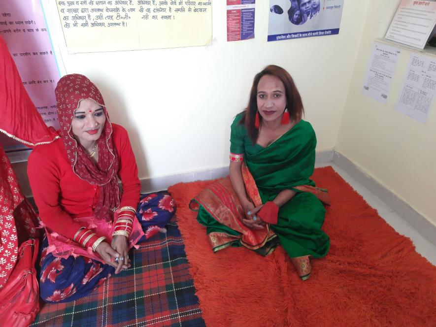 नेशनल पोर्टल फॉर ट्रांस जेंडर पर्सन्स के ज़रिये अदिति (हरी साड़ी में) और काजल (लाल लिबास में) को मिली ट्रांस महिला की पहचान। फोटो : वर्षा सिंह