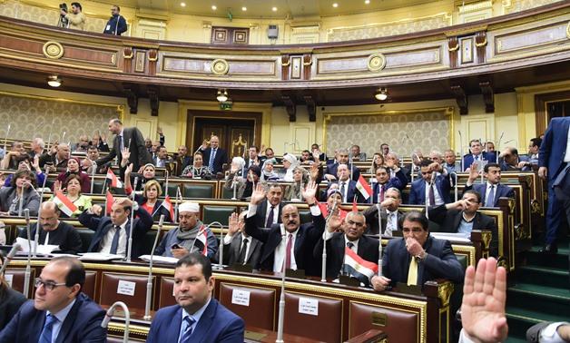 इजिप्ट की संसद ने आतंकवादी समूहों से कथित संबंधों वाले सरकारी कर्मचारियों को बर्ख़ास्त करने के लिए क़ानून पारित किया