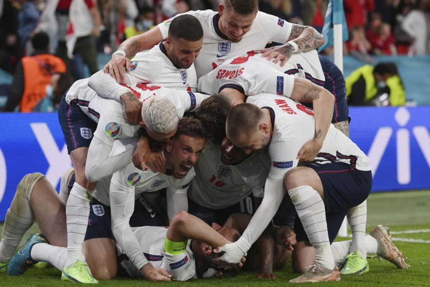 यूरो फाइनल : इंग्लैंड के पास 55 साल के ज़ख़्मों पर मरहम लगाने का मौका