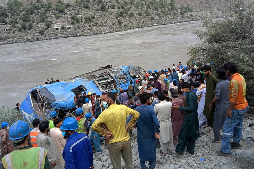 14 जुलाई, 2021 को पाकिस्तान के सुदूर उत्तर खैबर पख़्तूनख़्वा में विस्फ़ोट के बाद एक बस के खड्डे में गिरने से नौ चीनी नागरिकों की मौत हो गई।