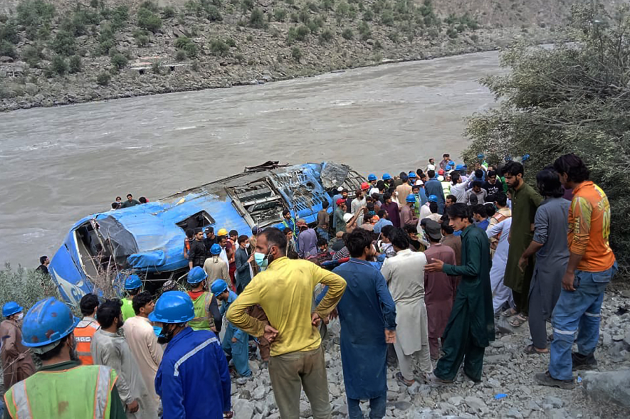 14 जुलाई, 2021 को पाकिस्तान के सुदूर उत्तर खैबर पख़्तूनख़्वा में विस्फ़ोट के बाद एक बस के खड्डे में गिरने से नौ चीनी नागरिकों की मौत हो गई।