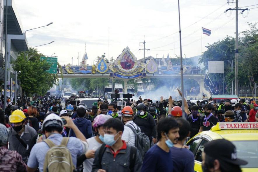 थाईलैंड : बेहतर कोविड राहत की मांग करने वाले प्रदर्शनकारियों पर दमनात्मक कार्रवाई