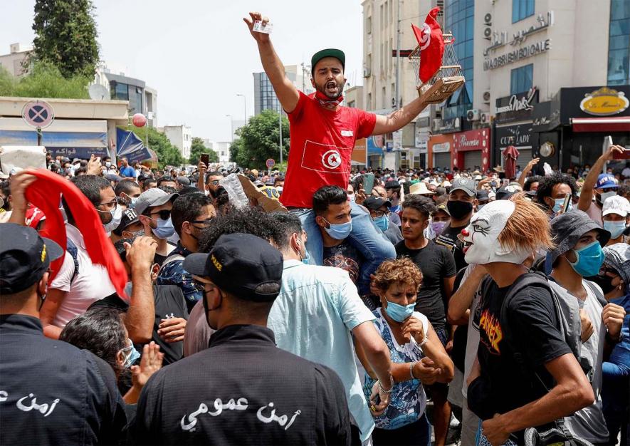 ट्यूनीशिया के राष्ट्रपति ने प्रधानमंत्री को बर्ख़ास्त किया, देश में विरोध के बाद संसद निलंबित