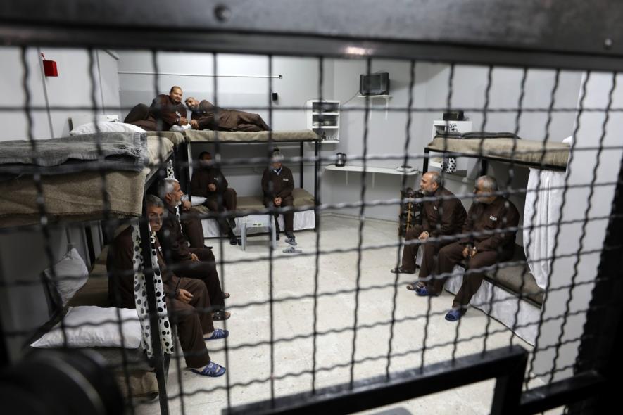 इज़रायल द्वारा अवैध रूप से हिरासत में लिए जाने के विरोध में 17 फ़िलिस्तीनी क़ैदी भूख हड़ताल पर