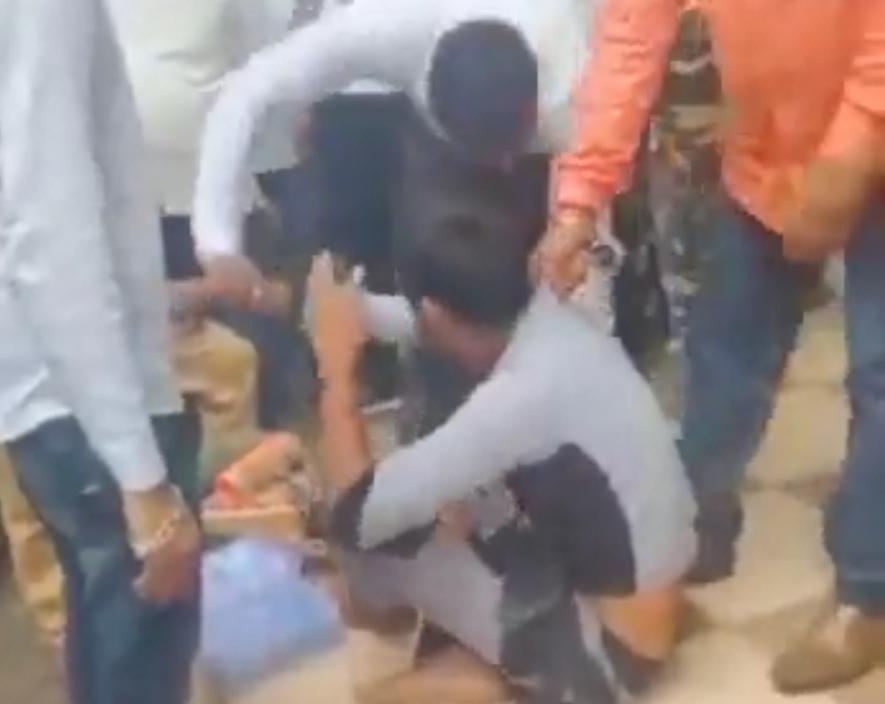 इंदौर में "नाम पूछकर" चूड़ी वाले को पीटा, भारी बवाल के बाद मामला दर्ज