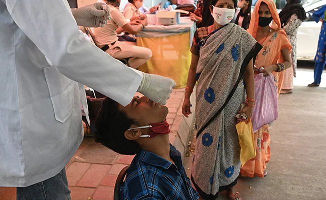 कोरोना अपडेट: देश में 24 घंटों में 38,353 नए मामले, 497 मरीज़ों की मौत   