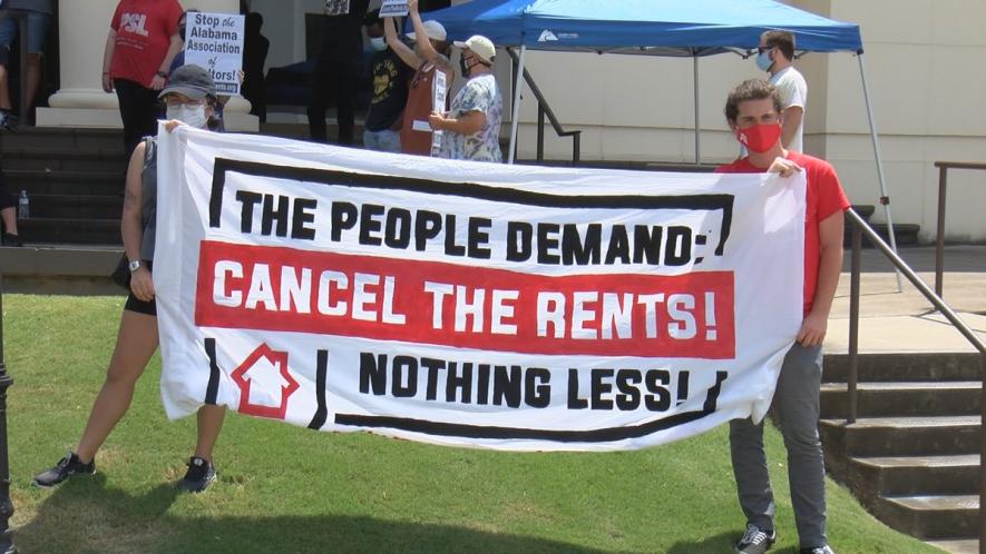 एविक्शन बैन के प्रति क़ानूनी चुनौती को लेकर अलाबामा रियल्टर समूह के बाहर प्रदर्शन