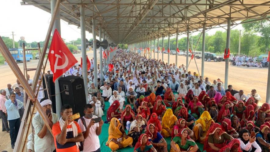 विवादित तीन कृषि क़ानूनों के  ख़िलाफ़ सीकर में माकपा के नेतृत्व में कृषि मंडी में हज़ारों किसानों ने किया रोष प्रदर्शन