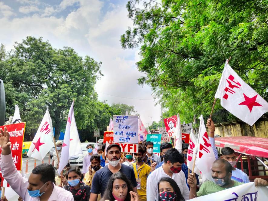 युवाओं ने दिल्ली सरकार पर बोला हल्ला, पूछा- 'कहां है हमारा रोज़गार?'