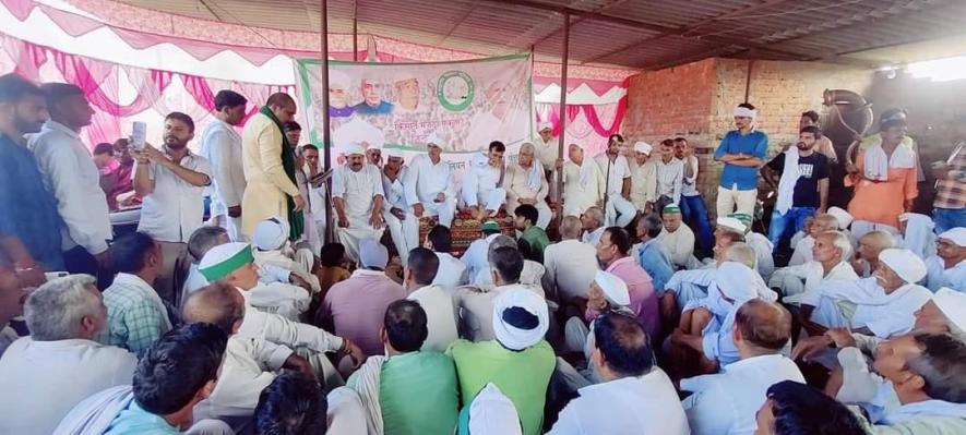 किसान महापंचायत के लिए एकजुटता। 5 सितंबर की महापंचायत के लिए किसान-मज़दूर पिछले काफी दिनों से लगातार छोटी-छोटी पंचायतें कर रहे हैं। मुज़फ़्फ़रनगर के सरनावली गांव में 23 अगस्त को हुई पंचायत का दृश्य।